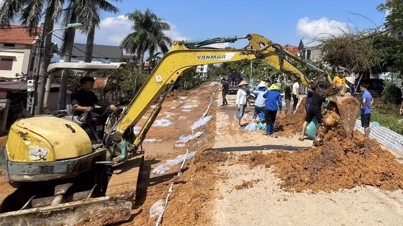 Khắc phục sự cố sạt lở đê tại xã Đa Phúc. 