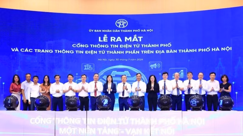 Các đại biểu dự lễ ra mắt Cổng thông tin điện tử thành phố và các trang thông tin thành phần. 