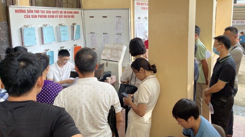 Giải quyết thủ tục hành chính về đất đai tại Văn phòng Đăng ký đất đai Hà Nội. 
