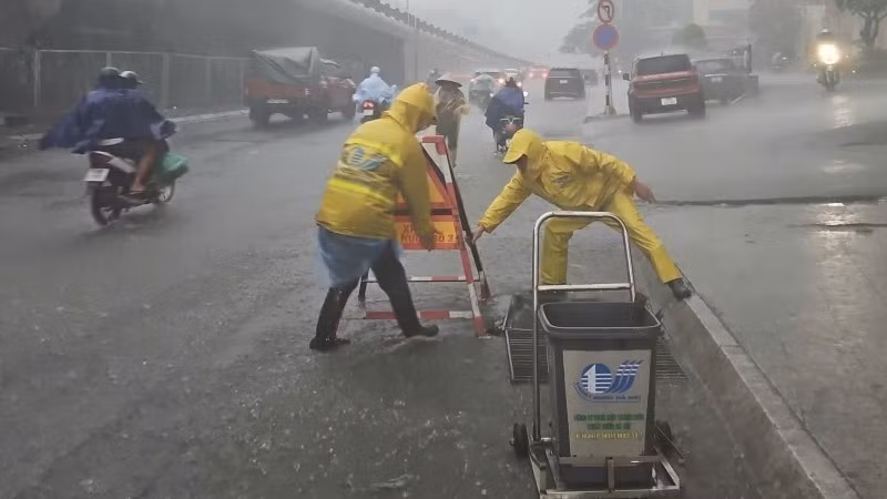 Công nhân Công ty Thoát nước Hà Nội có mặt tại các địa điểm úng ngập. 