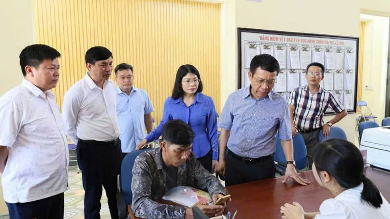 Lãnh đạo Ban Tuyên giáo và Dân vận Tỉnh ủy Quảng Ninh kiểm tra tại Trung tâm phục vụ hành chính công xã Quảng Tân, huyện Đầm Hà. 3.jpg