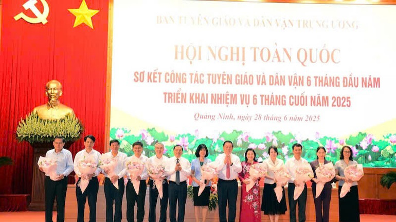 Lãnh đạo Ban Tuyên giáo và Dân vận Trung ương tặng hoa các Trưởng Ban Tuyên giáo và Dân vận các tỉnh, thành ủy tham dự hội nghị. tg-4.jpg