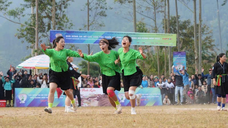 Bucuria de a marca un gol pentru echipa feminină de fotbal Lam Thuong (Lao Cai). bong-da-5.jpg