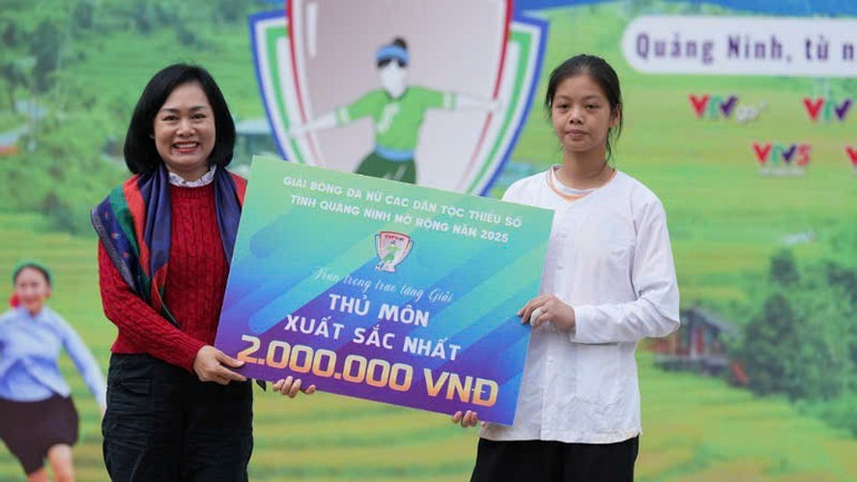 Organizatorii au premiat cel mai bun portar. bong-da-7.jpg