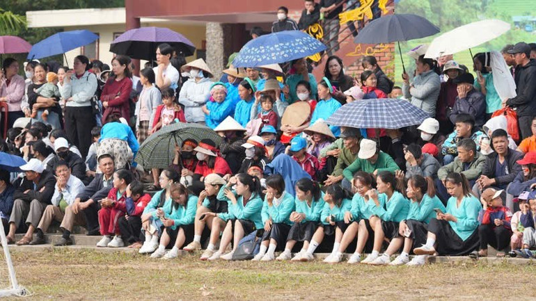 Un public numeros a venit să urmărească și să aplaude meciul final. bong-da-4.jpg