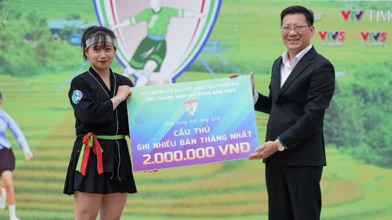 Organizatorii au acordat premiul jucătorului care a marcat cele mai multe goluri. bong-da-6.jpg