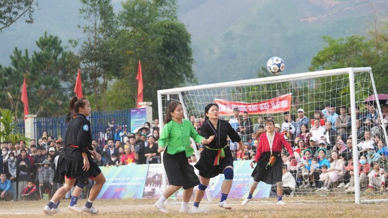 Jocuri frumoase în meciul final dintre Lam Thuong (Lao Cai) și Mong Duong (Quang Ninh). bong-da-2.jpg