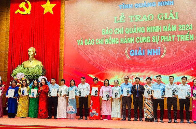 Các tác giả và nhóm tác giả đoạt giải nhì Cuộc thi “Báo chí đồng hành cùng sự phát triển của tỉnh Quảng Ninh”. 4.jpg