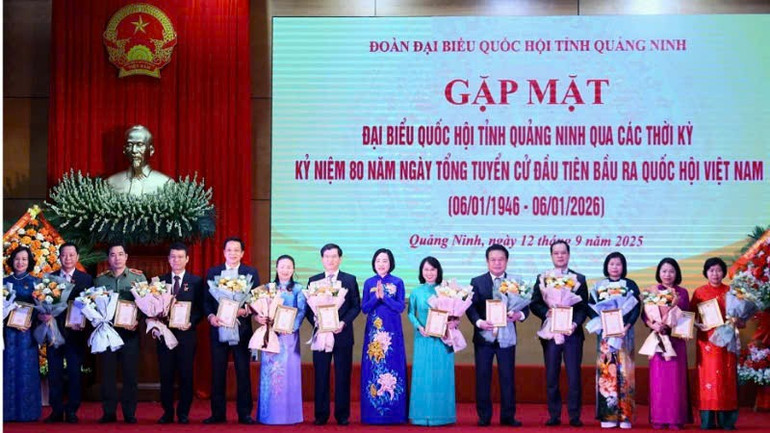 Phó Chủ tịch Quốc hội Nguyễn Thị Thanh trao tặng Kỷ niệm chương “Vì sự nghiệp Quốc hội Việt Nam” cho các cá nhân có thành tích xuất sắc cho hoạt động của Quốc hội. qh-11.jpg