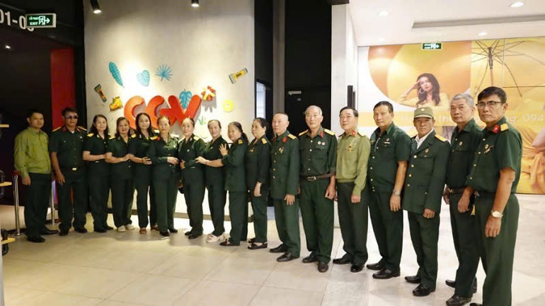 Các cựu chiến binh phường Móng Cái 1 (Quảng Ninh) chụp ảnh lưu niệm trước giờ xem bộ phim "Tổ quốc trong tim". ccb-5.jpg