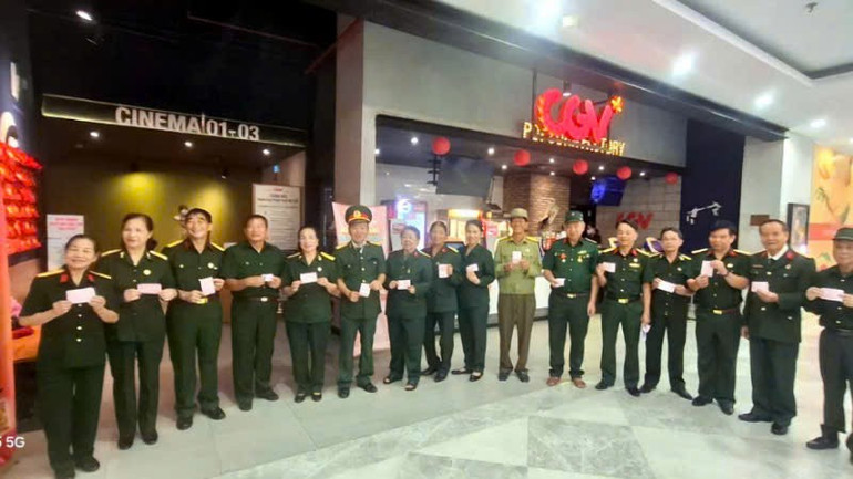 Các cựu chiến binh phường Cẩm Phả vui mừng và xúc động khi được nhận vé xem bộ phim "Tổ quốc trong tim" do Báo Nhân Dân tặng. ccb-3.jpg