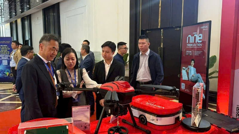 A küldöttek meglátogatták a standot, ahol a feldolgozás és a gyártás területén használt high-tech termékeket mutatták be. hn-4.jpg