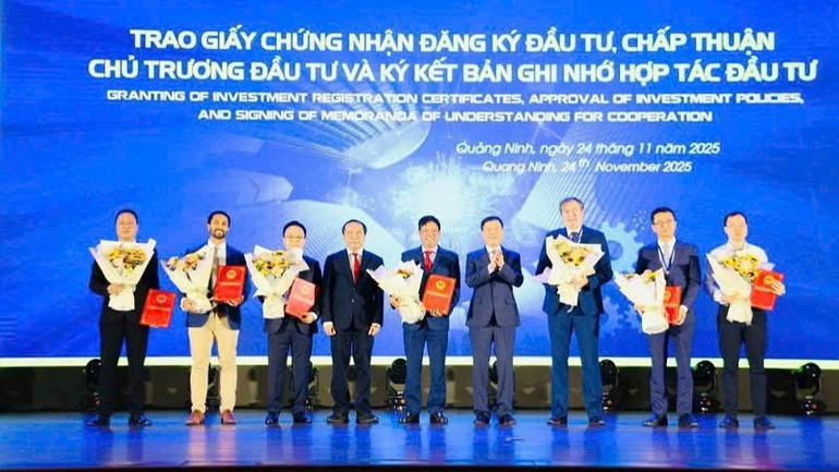 Quang Ninh tartomány befektetési regisztrációs tanúsítványokat ad ki és jóváhagyja a nagyszabású projektek befektetési politikáit. hn-3.jpg