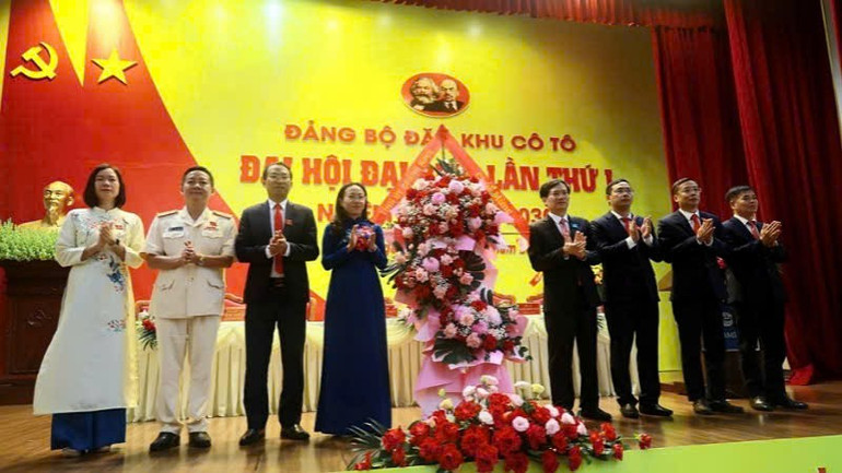 Phó Bí thư Tỉnh ủy Quảng Ninh Vũ Quyết Tiến tặng hoa chúc mừng Đại hội Đảng bộ đặc khu Cô Tô. ct-5.jpg