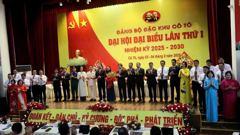 Lãnh đạo tỉnh Quảng Ninh tặng hoa chúc mừng Ban Chấp hành Đảng bộ đặc khu Cô Tô nhiệm kỳ 2025-2030. ct-4.jpg