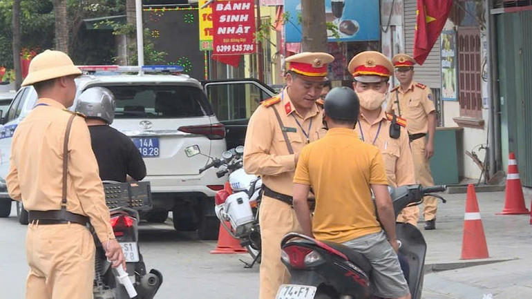 Cảnh sát giao thông kiểm tra và xử lý các trường hợp vi phạm nồng độ cồn khi điều khiển phương tiện. ca-2.jpg
