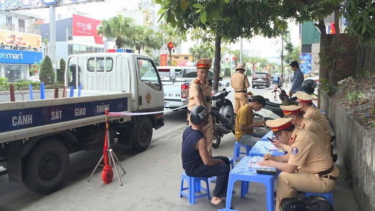 Cảnh sát giao thông lập biên bản xử lý các trường hợp vi phạm trật tự an toàn giao thông. ca-3.jpg