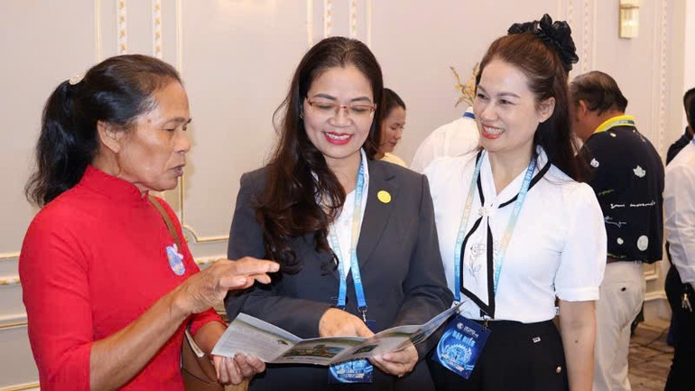 Các đại biểu trao đổi bên lề diễn đàn. dd-6.jpg