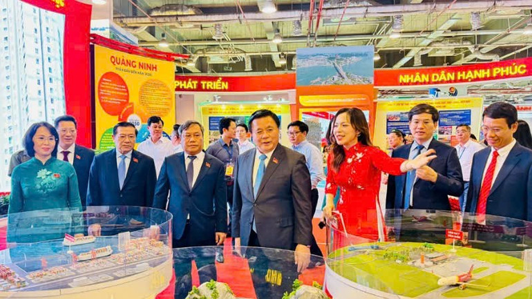 Các đại biểu tham quan không gian giới thiệu thành tựu kinh tế-xã hội tỉnh Quảng Ninh 5 năm (2020-2025). trien-lam-4.jpg