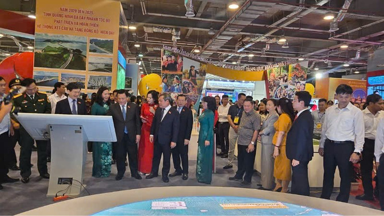 Các đại biểu trải nghiệm sản phẩm ứng dụng khoa học công nghệ của tỉnh Quảng Ninh. trien-lam-3.jpg