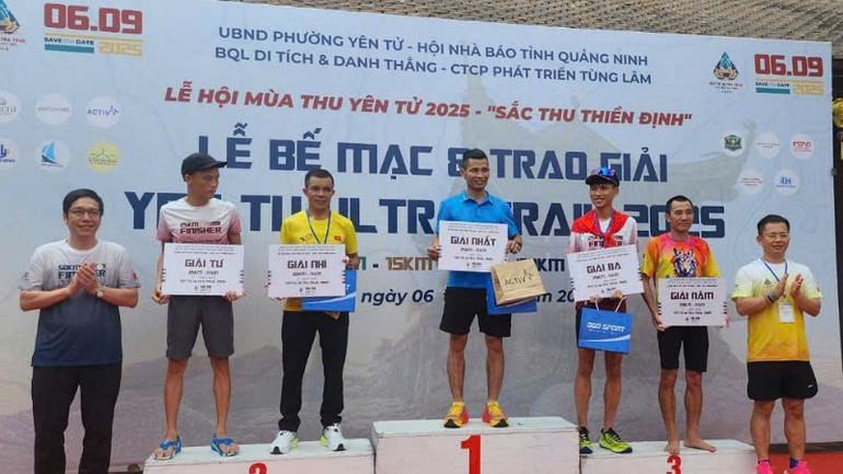 Ban tổ chức trao Giải cho các vận động viên ở cự ly 25 Km. yt-5.jpg