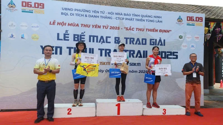 Ban tổ chức trao Giải cho các vận động viên ở cự ly 15km. yt-6.jpg