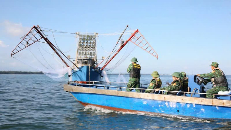 Đồn Biên phòng Trà Cổ tuyên truyền, vận động ngư dân đưa tàu thuyền về bờ tránh trú bão. bao-2.jpg