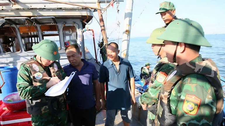 Bộ đội Biên phòng tỉnh Quảng Ninh yêu cầu chủ phương tiện cam kết về bờ tránh trú, bảo đảm an toàn. bai-3.jpg