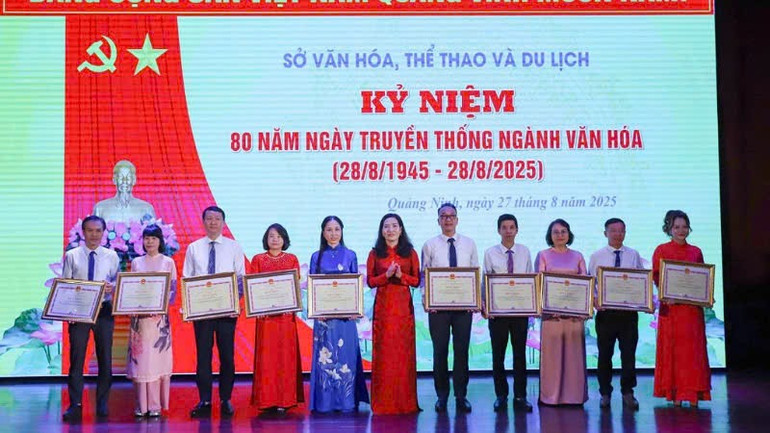 Ủy ban nhân dân tỉnh Quảng Ninh trao Bằng khen tặng các tập thể và cá nhân có thành tích xuất sắc nhân dịp kỷ niệm 80 năm Ngày truyền thống ngành văn hóa. vh-2.jpg