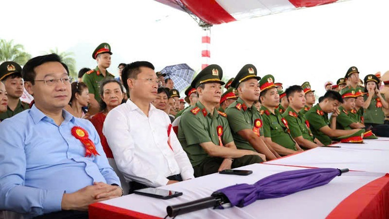Các đại biểu dự Lễ khánh thành tượng đài “Công an nhân dân vì dân phục vụ”. ca-5.jpg
