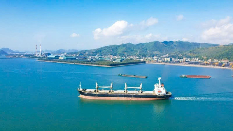 Tàu vào nhận than tại Công ty Tuyển than Cửa Ông phục vụ cho các ngành kinh tế của đất nước. co-6.jpg