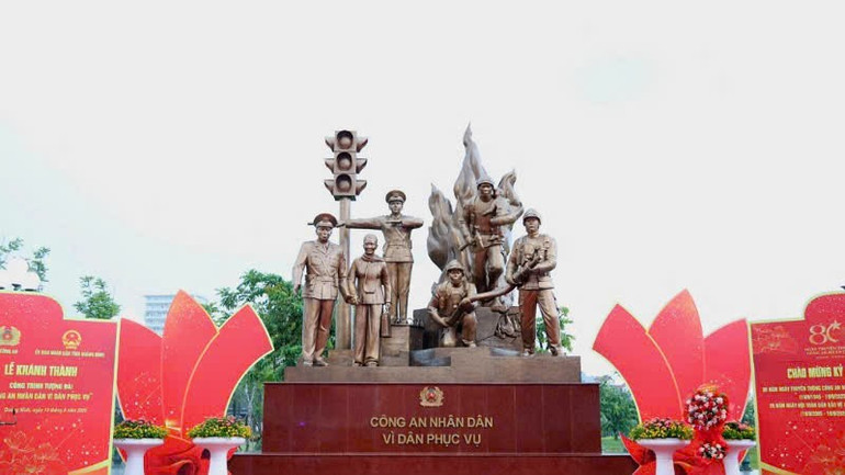 Công trình Tượng đài “Công an nhân dân vì dân phục vụ” đặt tại trung tâm tỉnh Quảng Ninh. ca-6.jpg