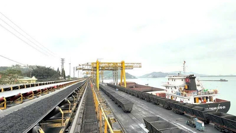Dây chuyển vận chuyển, bốc rót, tiêu thụ than hiện đại của Công ty Tuyển than Cửa Ông. co-9.jpg