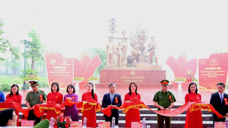 Các đại biểu cắt băng khánh thành Công trình tượng đài “Công an nhân dân vì dân phục vụ”. ca-3.jpg