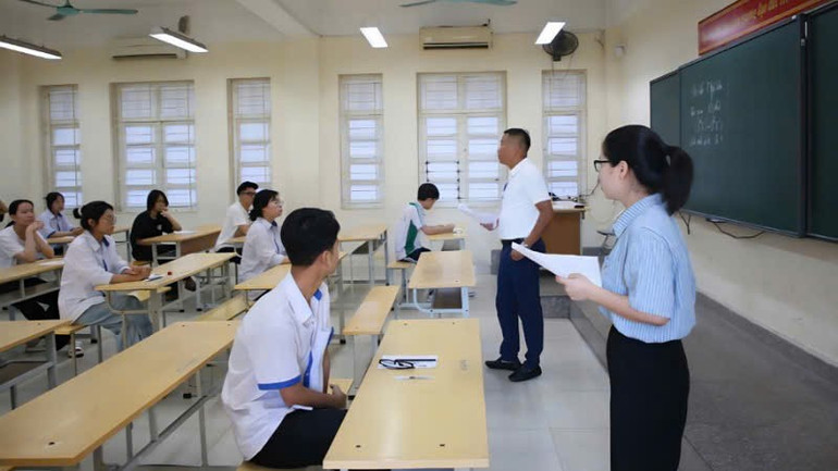 Cán bộ coi thi phổ biến các quy định của kỳ thi cho các thí sinh trước giờ làm bài. thi-2.jpg