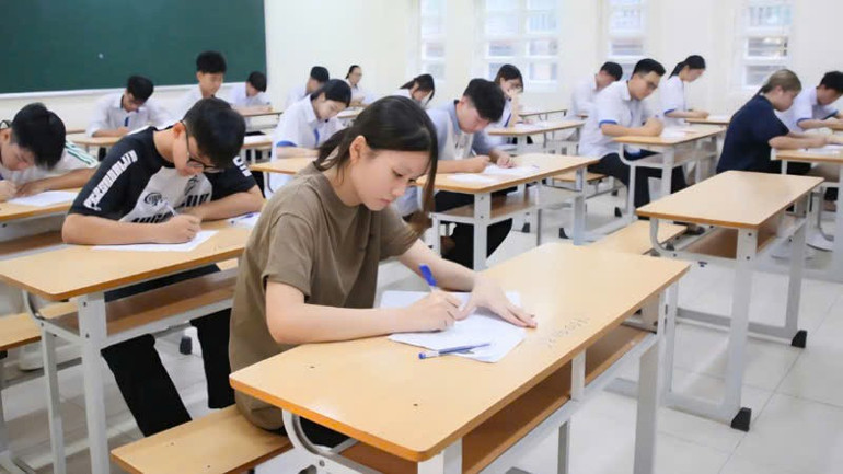 Các thí sinh làm bài môn Ngữ văn trong sáng ngày 26/6. thi-3.jpg