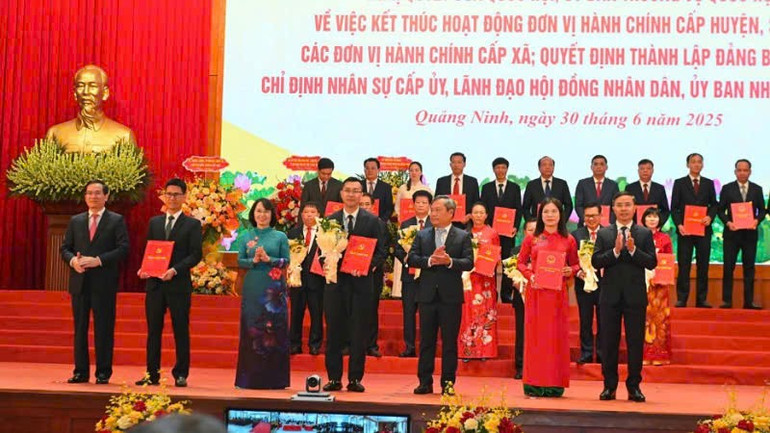 Ban Thường vụ Tỉnh ủy Quảng Ninh trao các Quyết định của Tỉnh ủy, Ban Thường vụ Tỉnh ủy, các Nghị quyết của Hội đồng nhân dân tỉnh và tặng hoa chúc mừng các Đảng bộ xã, phường mới. cb-4.jpg