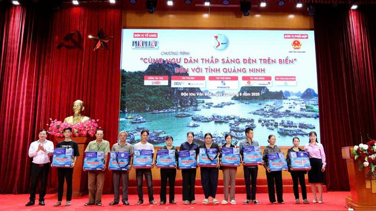 Lãnh đạo đặc khu Vân Đồn và nhà tài trợ trao tặng các phần quà cho ngư dân. anh-bao-6.jpg