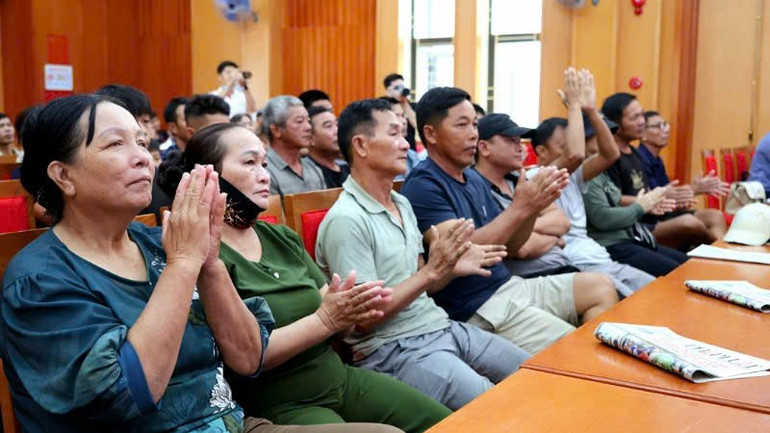 Các hộ gia đình ngư dân ở đặc khu Vân Đồn, Quảng Ninh tham dự buổi lễ. anh-bao-5.jpg
