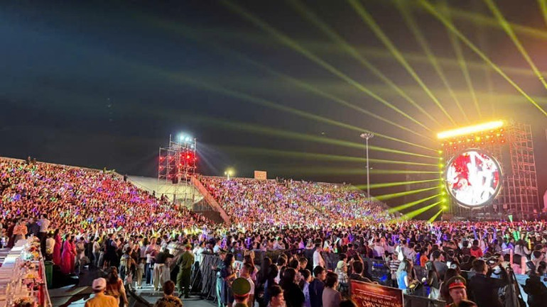 30 000 глядачів з провінції та за її межами розпалили атмосферу на концерті «Куангнінь — героїчний шахтарський край». tkv-3.jpg