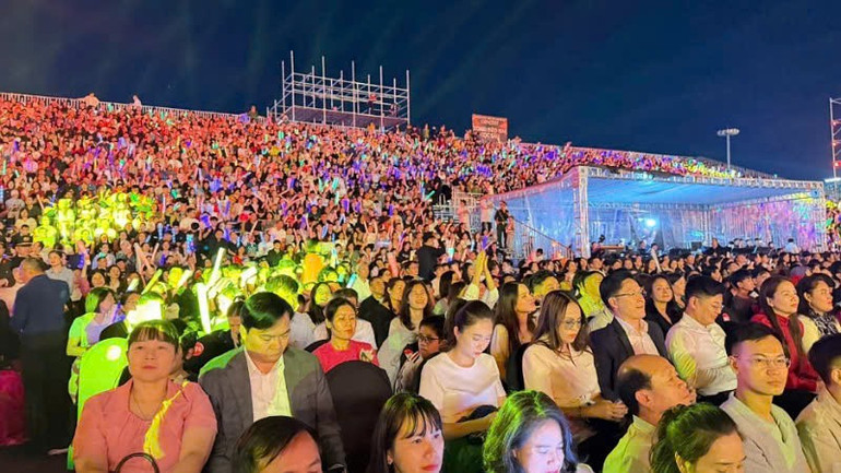 Публіка була справді вражена концертом «Куангнінь – героїчний шахтарський край». tkv-4.jpg