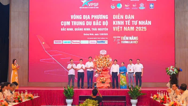 Lãnh đạo Hội doanh nhân trẻ Việt Nam tặng hoa chúc mừng. hoi-thao-3.jpg