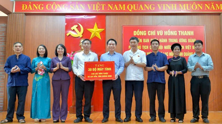 Tập đoàn Công nghiệp Than và Khoáng sản Việt Nam tặng 60 bộ máy vi tính cho các thôn, bản của 2 xã để phục vụ công tác chuyển đổi số. pct-6.jpg