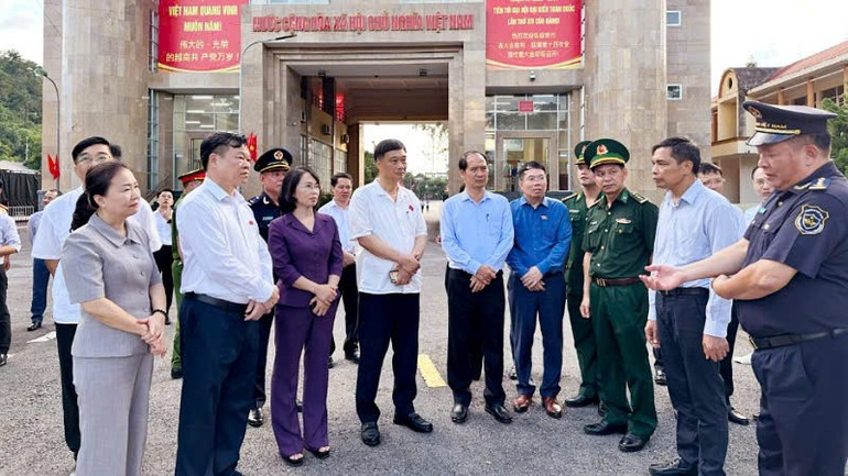 Phó Chủ tịch Quốc hội Vũ Hồng Thanh và Đoàn công tác của Ủy ban Thường vụ Quốc hội kiểm tra hoạt động tại Cửa khẩu Hoành Mô. pct-4.jpg