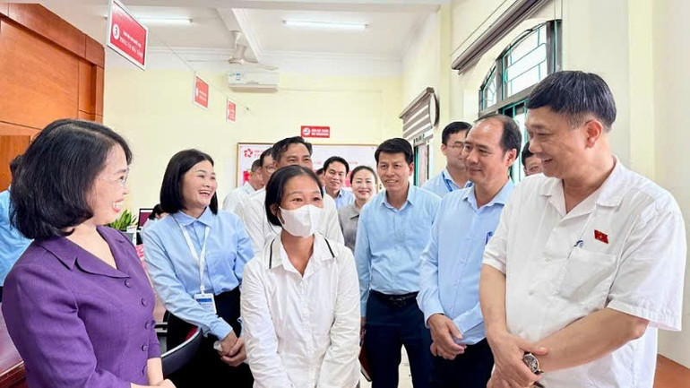 Phó Chủ tịch Quốc hội Vũ Hồng Thanh trò chuyện với người dân khi đến làm thủ tục tại Trung tâm phục vụ hành chính công xã Lục Hồn. pct-3.jpg