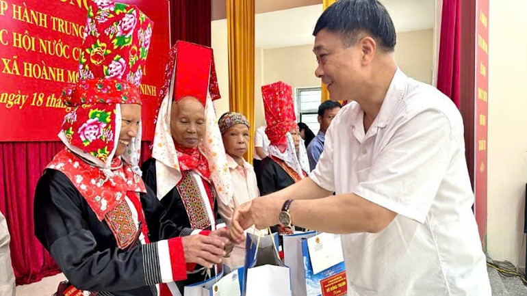 Phó Chủ tịch Quốc hội Vũ Hồng Thanh tặng quà cho các hộ gia đình chính sách, hộ nghèo trên địa bàn 2 xã Lục Hồn và Hoành Mô. pct-5.jpg