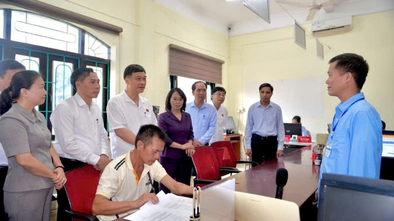 Phó Chủ tịch Quốc hội Vũ Hồng Thanh và Đoàn công tác của Ủy ban Thường vụ Quốc hội kiểm tra hoạt động của Trung tâm phục vụ hành chính công xã Lục Hồn. pct-2.jpg
