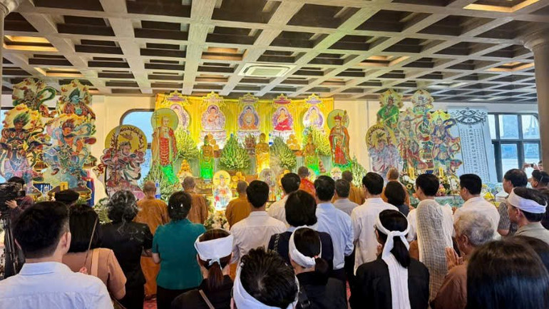Gia đình thân nhân các nạn nhân cùng đông đảo tăng ni, phật tử tham dự Đại Lễ cầu siêu. cs-4.jpg