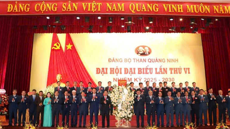 Lãnh đạo tỉnh Quảng Ninh và TKV tặng hoa chúc mừng Ban Chấp hành Đảng bộ Than Quảng Ninh, nhiệm kỳ 2025-2030. tkv-3.jpg