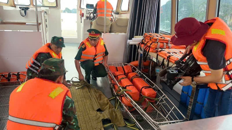 Kiểm tra các trang thiết bị phục vụ công tác cứu hộ cứu nạn trên tàu. (Ảnh: QMG) tau-2.jpg